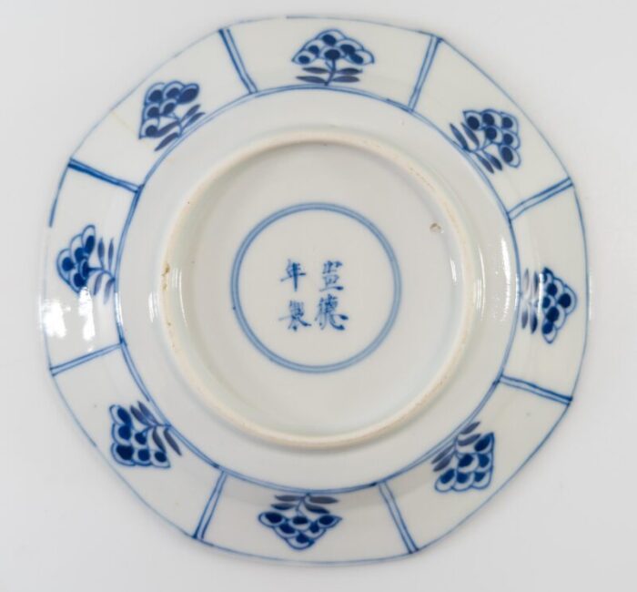 19th century chinese blue and white saucer with floral decoration 1091