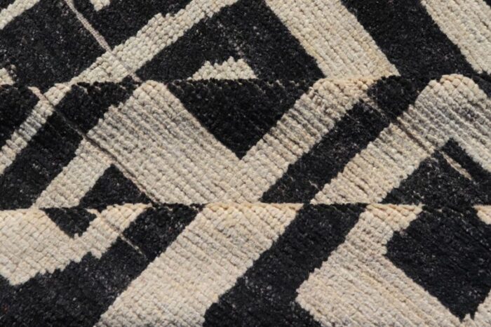 black and ivory abstract modern casual rug by keivan woven arts 83 x 97 4943