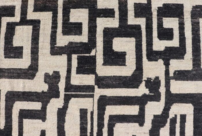 black and ivory abstract modern casual rug by keivan woven arts 83 x 97 7203