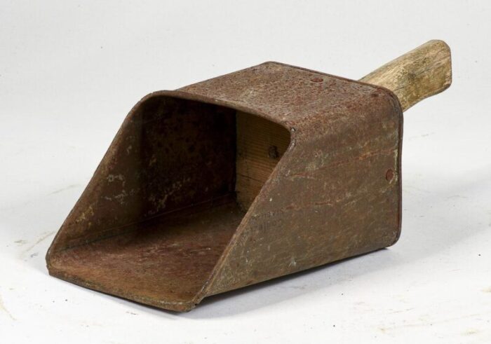 early 20th century italian shovel with wooden handle 1