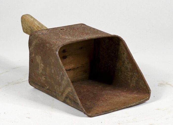 early 20th century italian shovel with wooden handle 2