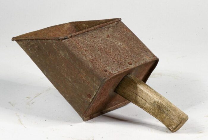 early 20th century italian shovel with wooden handle 7