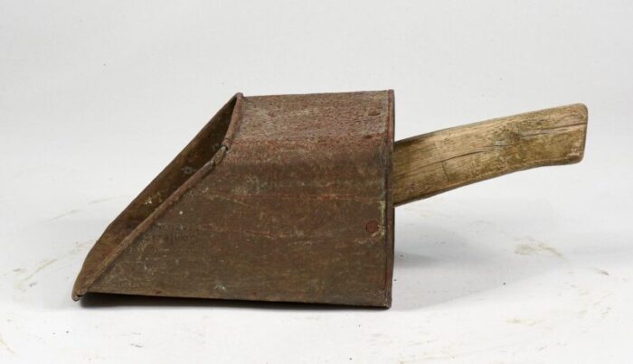 early 20th century italian shovel with wooden handle 8