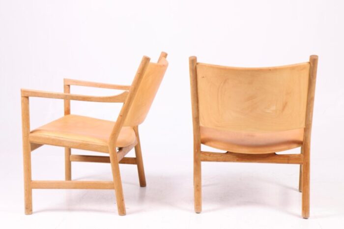 lounge chairs in oak and patinated leather by hans wegner for carl hansen and sn 1960s set of 2 2702