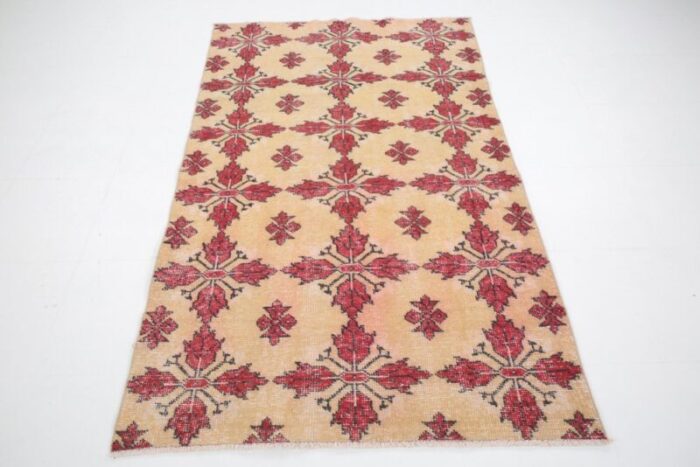 red vintage rug in wool 3