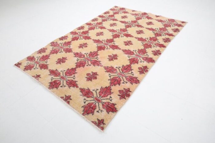 red vintage rug in wool 4