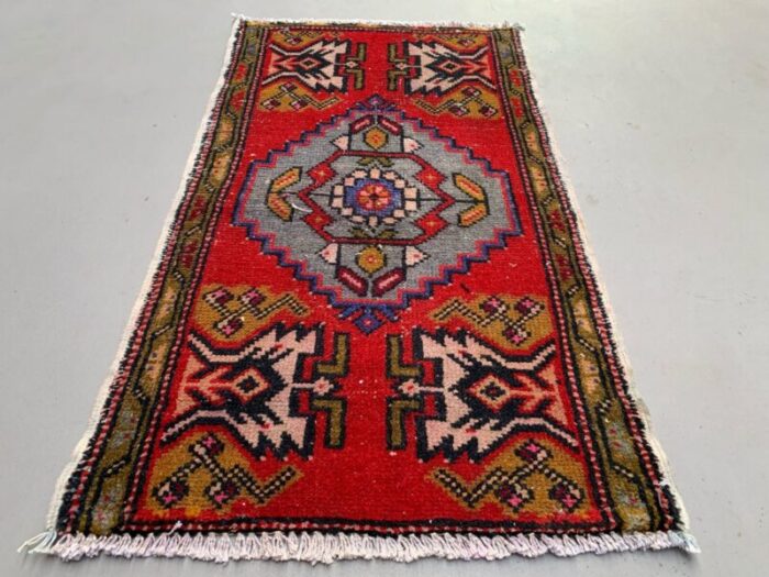 small vintage turkish rug in wool 2 1