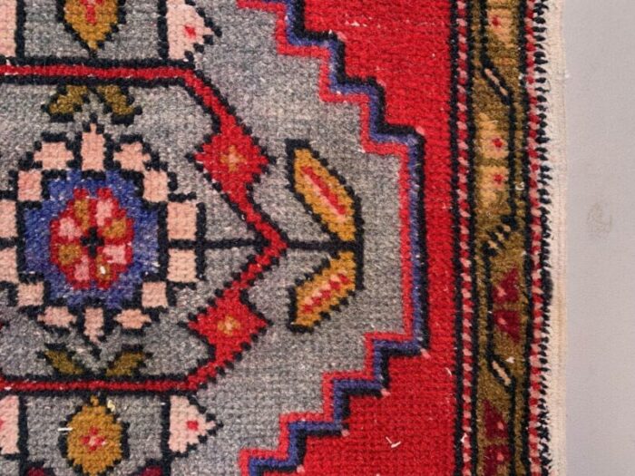 small vintage turkish rug in wool 4 1