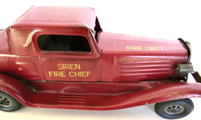 vintage siren fire chief car by the marx toy company new york circa 1930 7210