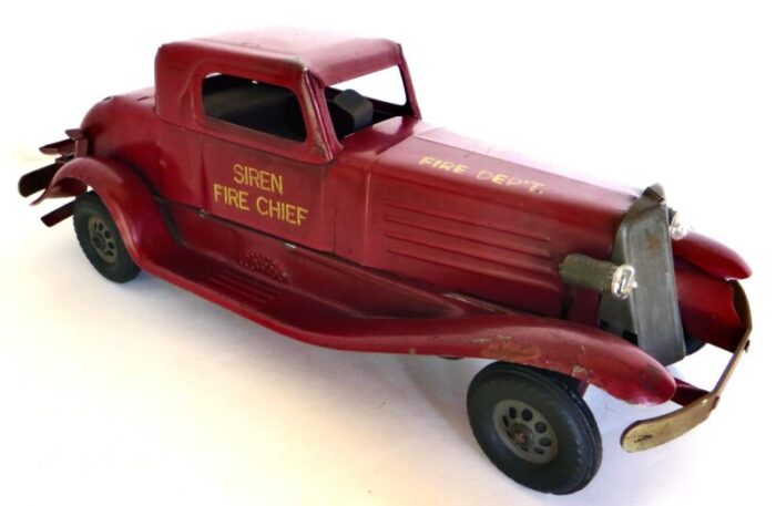 vintage siren fire chief car by the marx toy company new york circa 1930 8449